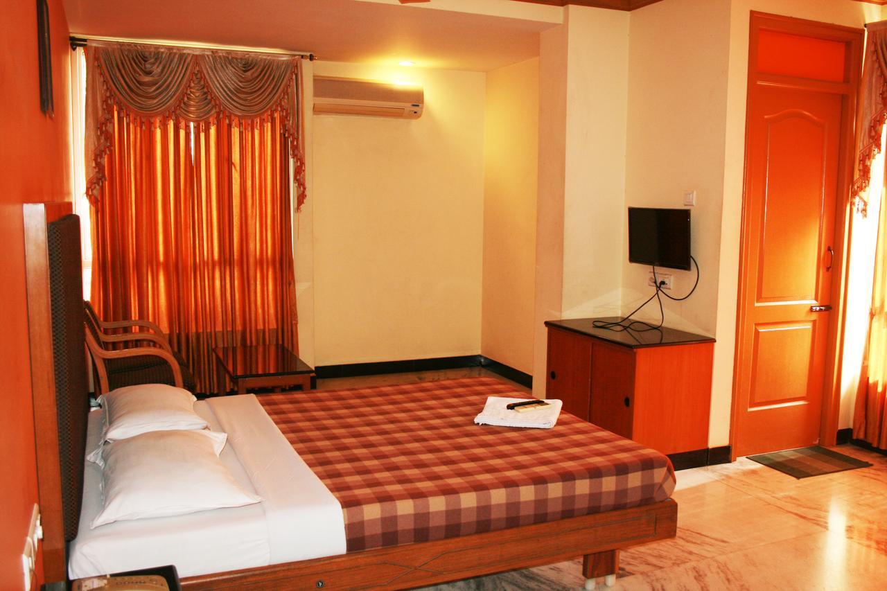 Hotel Grand Palace Коимбаторе Екстериор снимка